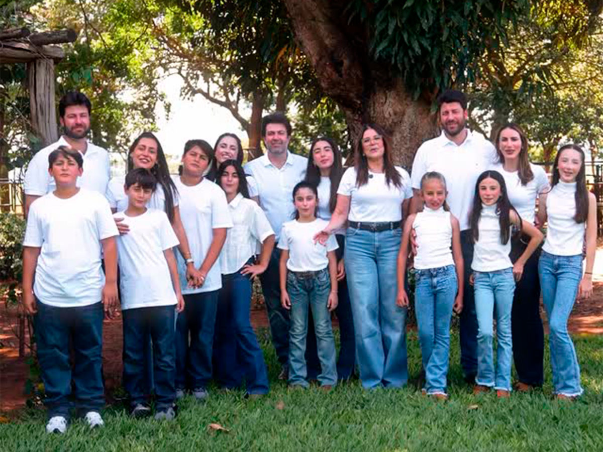 Cavaleiro conduzindo cavalo no haras